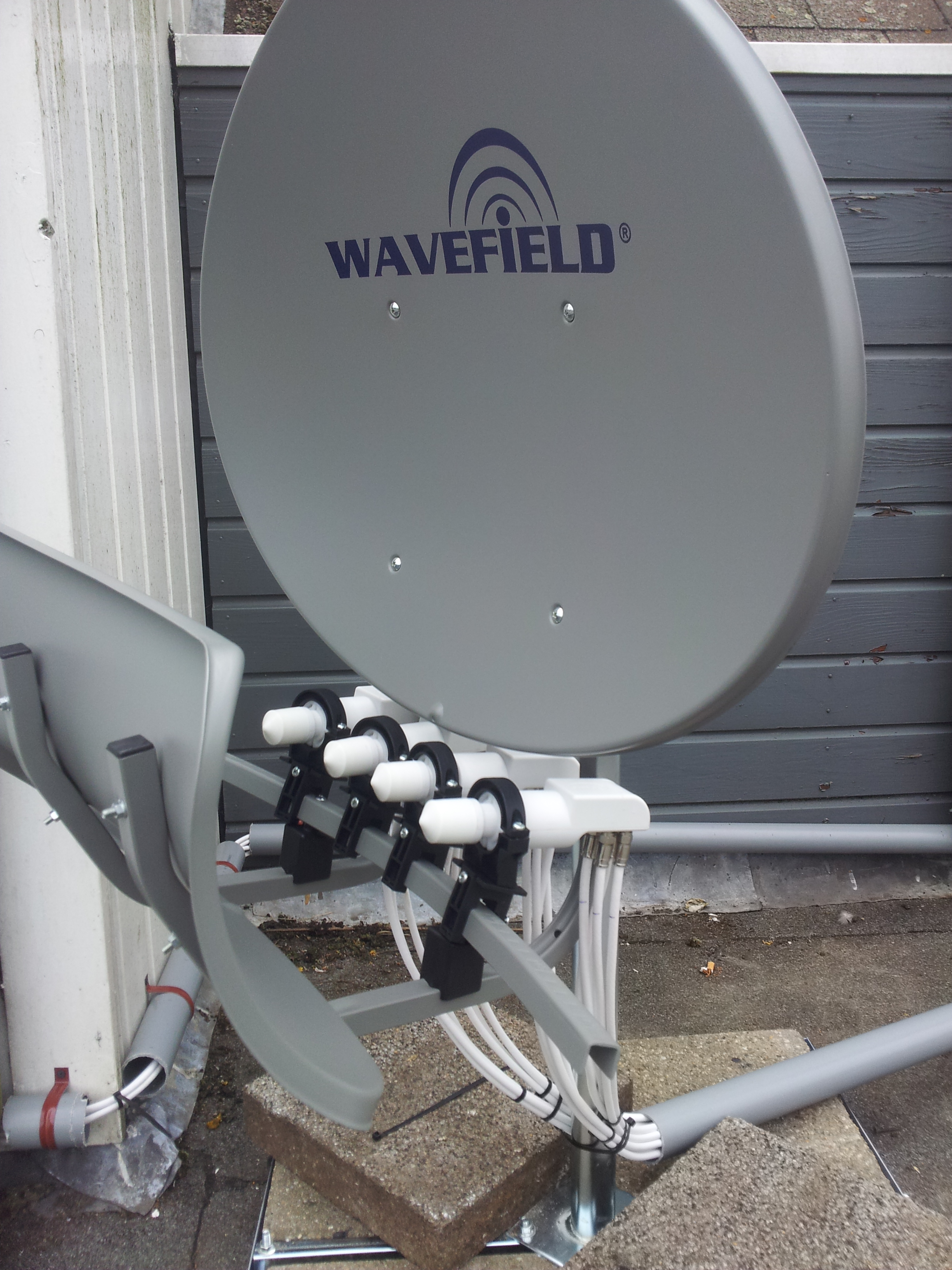 Wavefield T55 multi satellietschotel; ontvangst van 4 satellieten, te weten de Astra en Hotbird satelliet