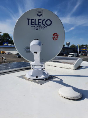 Satelliet TV antenne, internet 4G / WiFi, zonnepaneel, accu + omvormer installatie