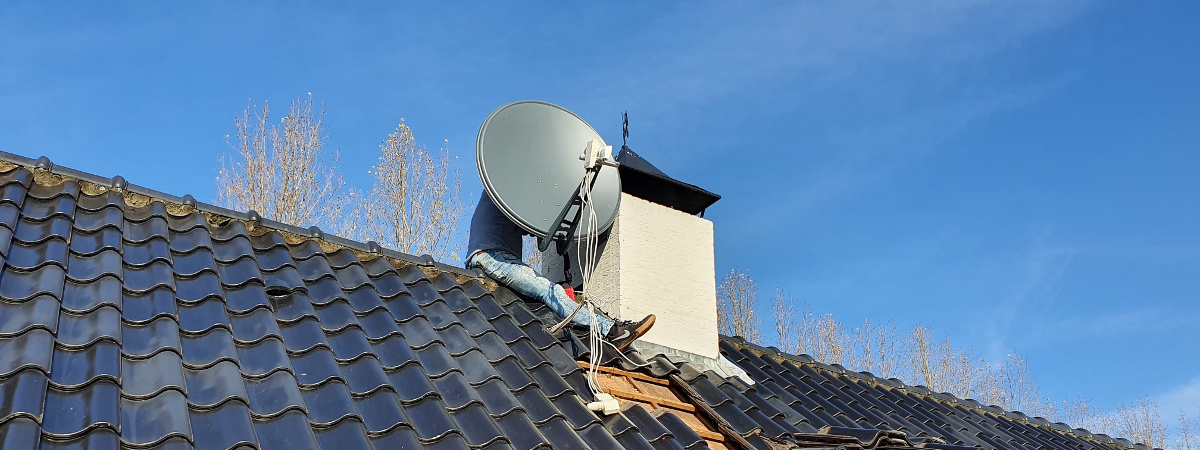 Installation aluminum dish antenna - slanted roof