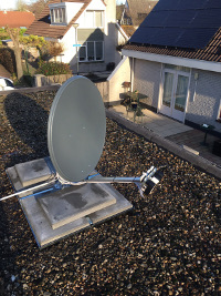 Satelliet televisie installatie op dak huis