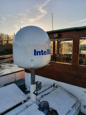 Intellian i6L TVRO antenne installatie binnenvaartschip