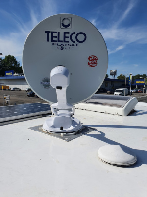 Satelliet TV antenne, internet 4G / WiFi, zonnepaneel, accu + omvormer installatie Satelliet TV antenne, internet 4G / WiFi, zonnepaneel, accu + omvormer installatie