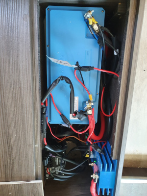 Satelliet TV antenne, internet 4G / WiFi, zonnepaneel, accu + omvormer installatie Satelliet TV antenne, internet 4G / WiFi, zonnepaneel, accu + omvormer installatie